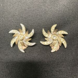 Vintage Sarah Coventry Blue Crystal Clip On Earrings